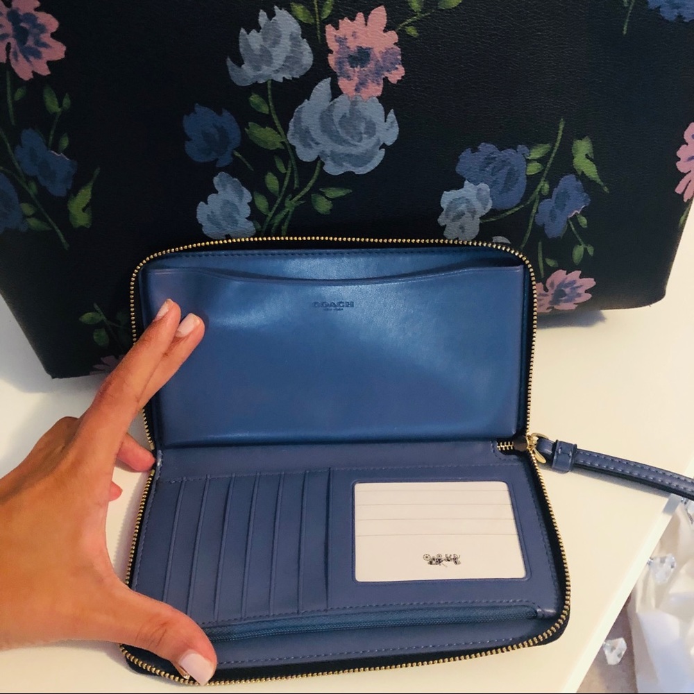 Coach Painted Peony Reversible Tote & Wallet NWT - Picture 4 of 8